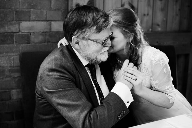 Трогательные моменты эмоциональной связи между отцами и дочерьми в фотографиях Мартина Маковски