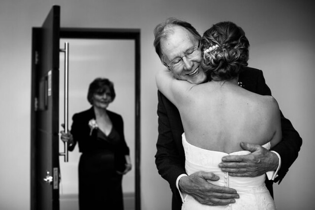 Трогательные моменты эмоциональной связи между отцами и дочерьми в фотографиях Мартина Маковски