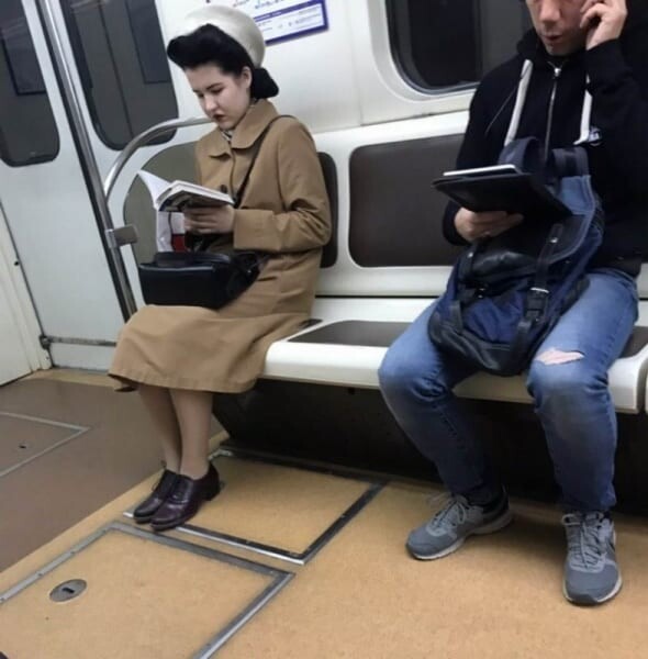 Неожиданные и странные пассажиры в метро (22 фото)