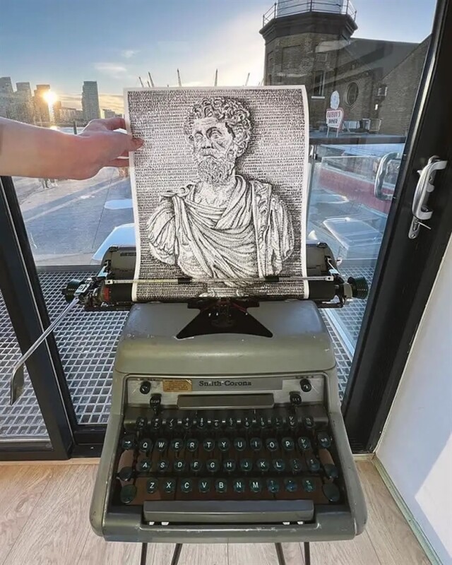 Художник создаёт произведения искусства с помощью пишущей машинки
