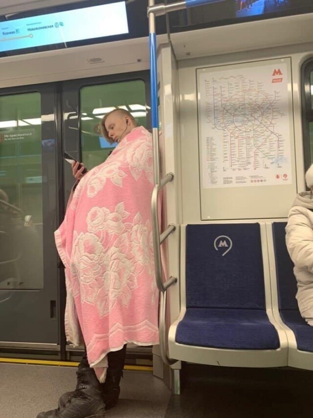 Несподівані та дивні пасажири біля метро