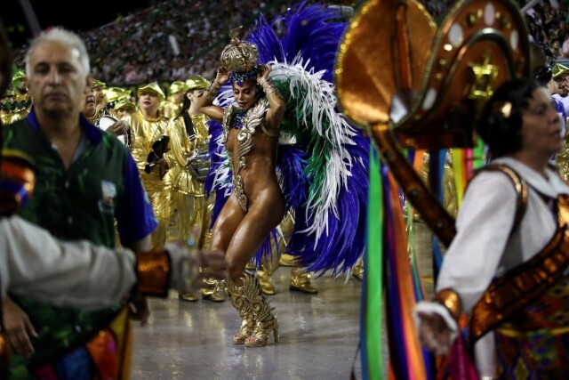 Горячие участницы бразильского карнавала