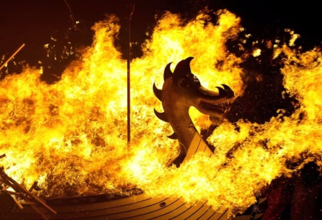На Шетландских островах спустя 2 года вновь прошёл огненный фестиваль викингов "Апхеллио" (18 фото)