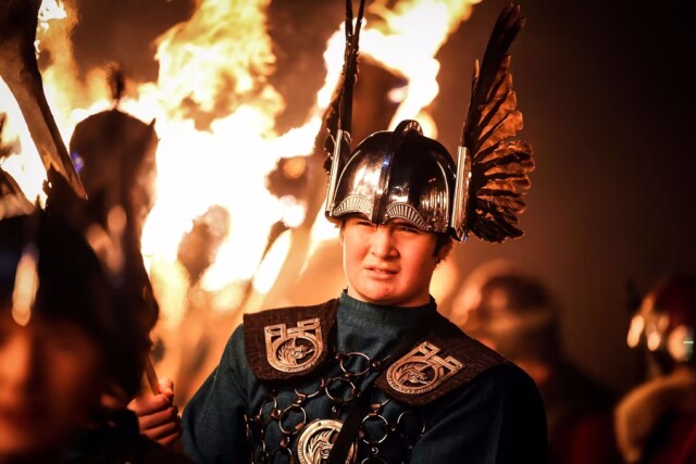 На Шетландских островах спустя 2 года вновь прошёл огненный фестиваль викингов \"Апхеллио\" (фото)