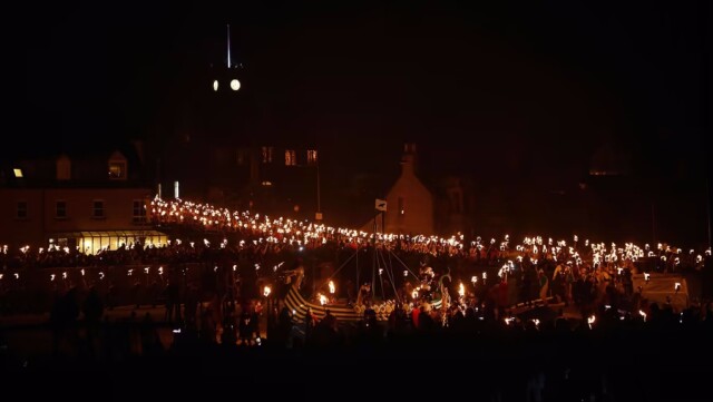 На Шетландских островах спустя 2 года вновь прошёл огненный фестиваль викингов \"Апхеллио\" (фото)