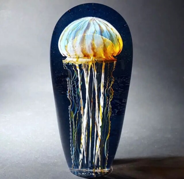 В сети показали cтеклянные медузы Ричарда Сатавы  (фото)