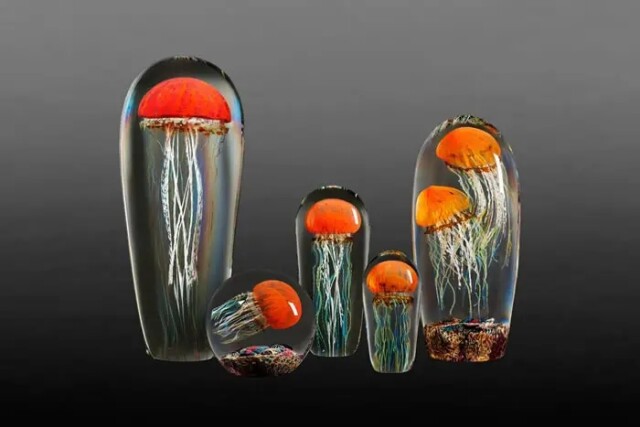 В сети показали cтеклянные медузы Ричарда Сатавы  (фото)