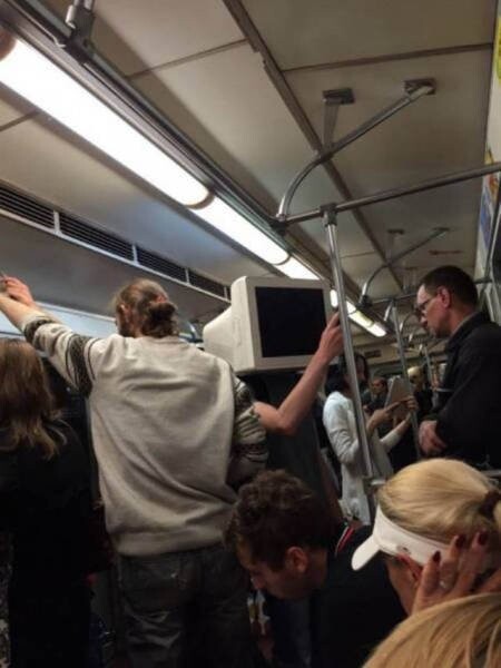 Странные и неожиданные пассажиры метро (23 фото)