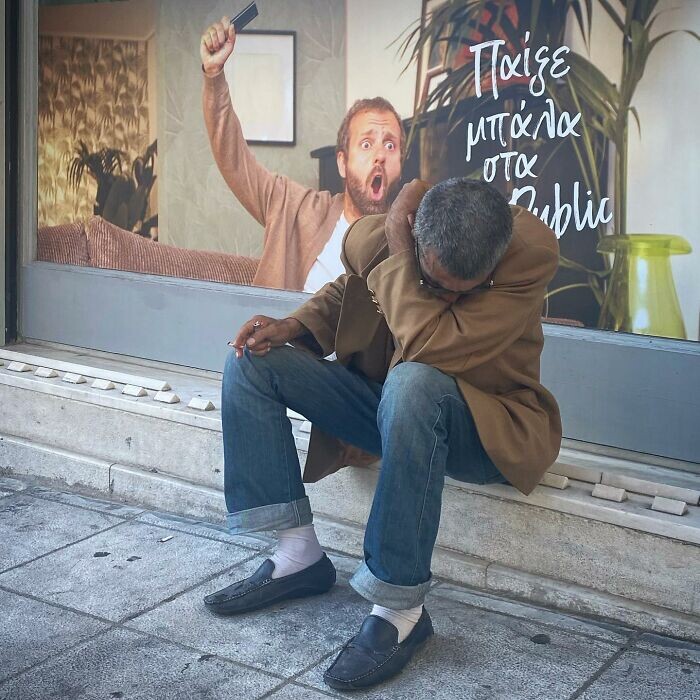 Забавные стоп-кадры греческого уличного фотографа (24 фото)