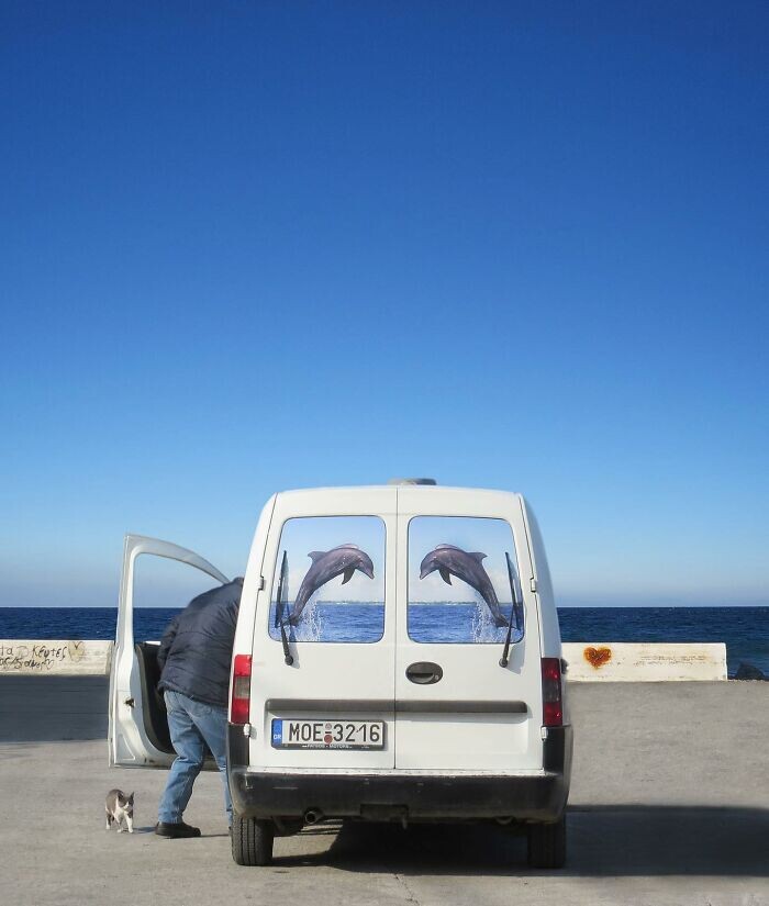 Забавные стоп-кадры греческого уличного фотографа (24 фото)