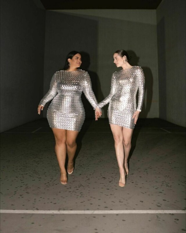 "Главное стиль, а не размер": две подруги показывают, как одинаковые наряды смотрятся на разных фигурах (25 фото)