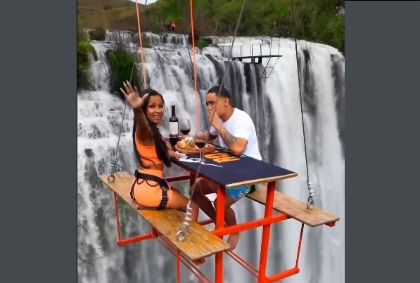 Заплатили бы вы 450 долларов за уникальный пикник на высоте 90 метров над грохочущим водопадом? (фото + видео)