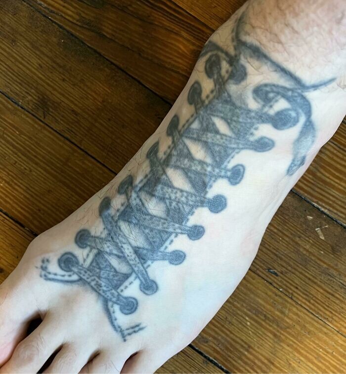 24 человека, которым следовало лучше узнать тату-мастера, прежде чем делать татуировку