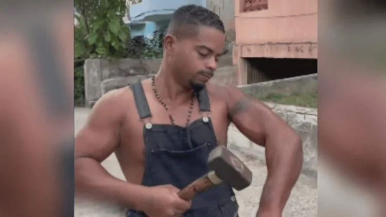Кубинский &quot;железный человек&quot;, который с 15 лет бьёт молотком по своему телу (3 фото + видео)