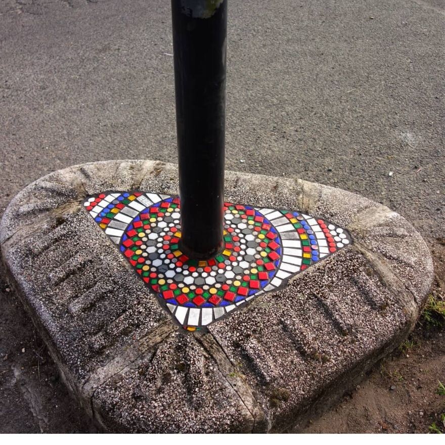 Художник ремонтирует разрушенные тротуары с помощью разноцветных мозаичных &quot;заплаток&quot; (19 фото)