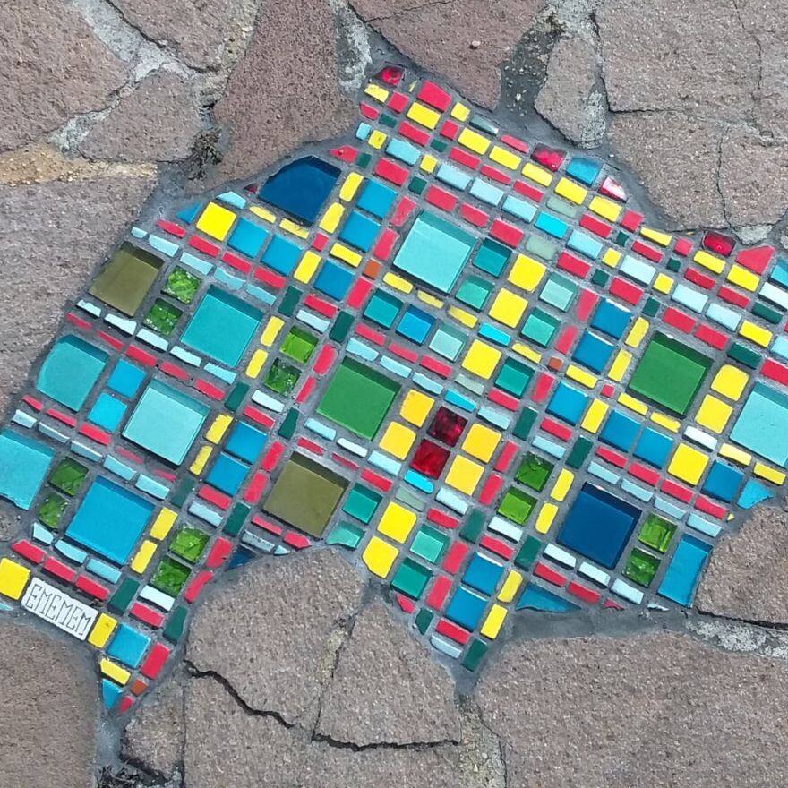 Художник ремонтирует разрушенные тротуары с помощью разноцветных мозаичных &quot;заплаток&quot; (19 фото)
