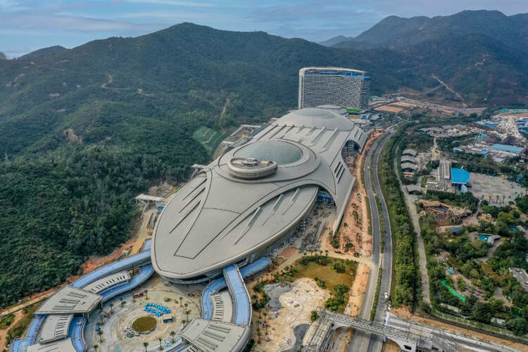 В Китае открылся крупнейший в мире крытый морской научный парк, и он похож на инопланетный звездолёт (3 фото + видео)