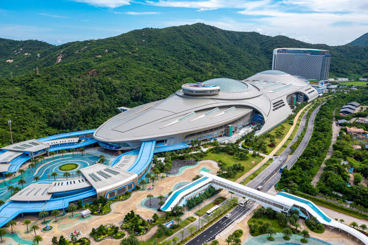 В Китае открылся крупнейший в мире крытый морской научный парк, и он похож на инопланетный звездолёт (3 фото + видео)