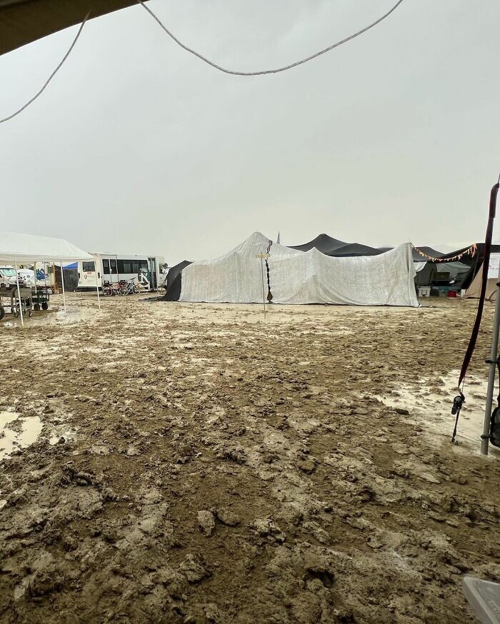 Десятки тысяч посетителей фестиваля Burning Man из-за проливных ливней оказались в грязевой ловушке (8 фото + видео)