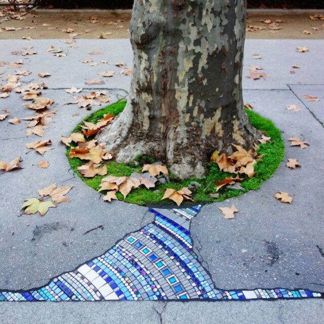 Художник ремонтирует разрушенные тротуары с помощью разноцветных мозаичных "заплаток" (19 фото)