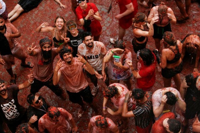 Фестиваль "Ла Томатина" окрасил испанский город в красный цвет (9 фото)