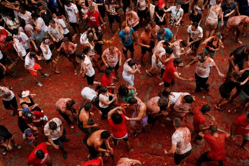 Фестиваль &quot;Ла Томатина&quot; окрасил испанский город в красный цвет (9 фото)