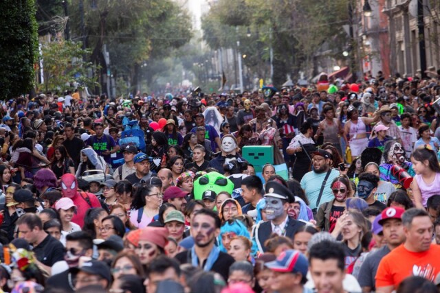 По улицам Мехико прошлись зомби (19 фото)