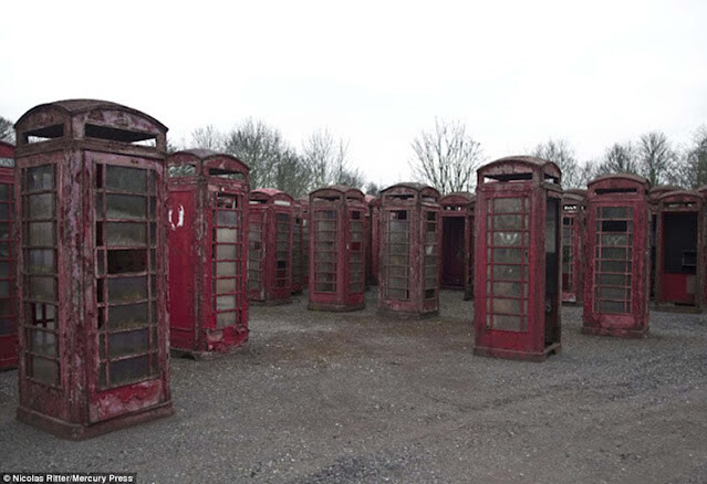 Кладовище червоних телефонних будок на околиці Лондона 