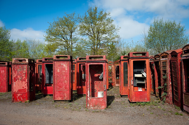 Кладовище червоних телефонних будок на околиці Лондона 