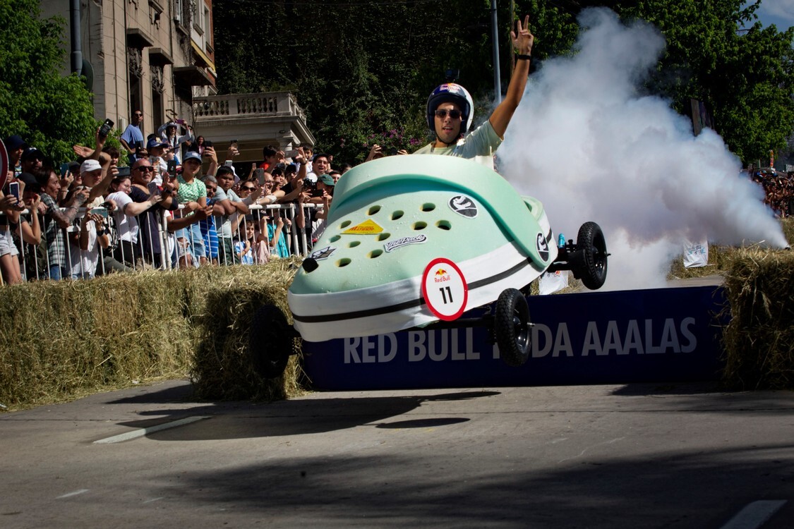 Фоторепортаж с гонки Red Bull Autos Locos 2023 в Буэнос-Айресе (29 фото)