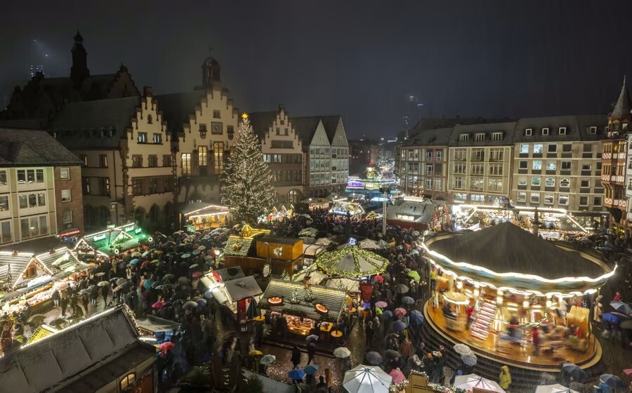 Рождественские ярмарки и праздничные огни в городах мира (18 фото)