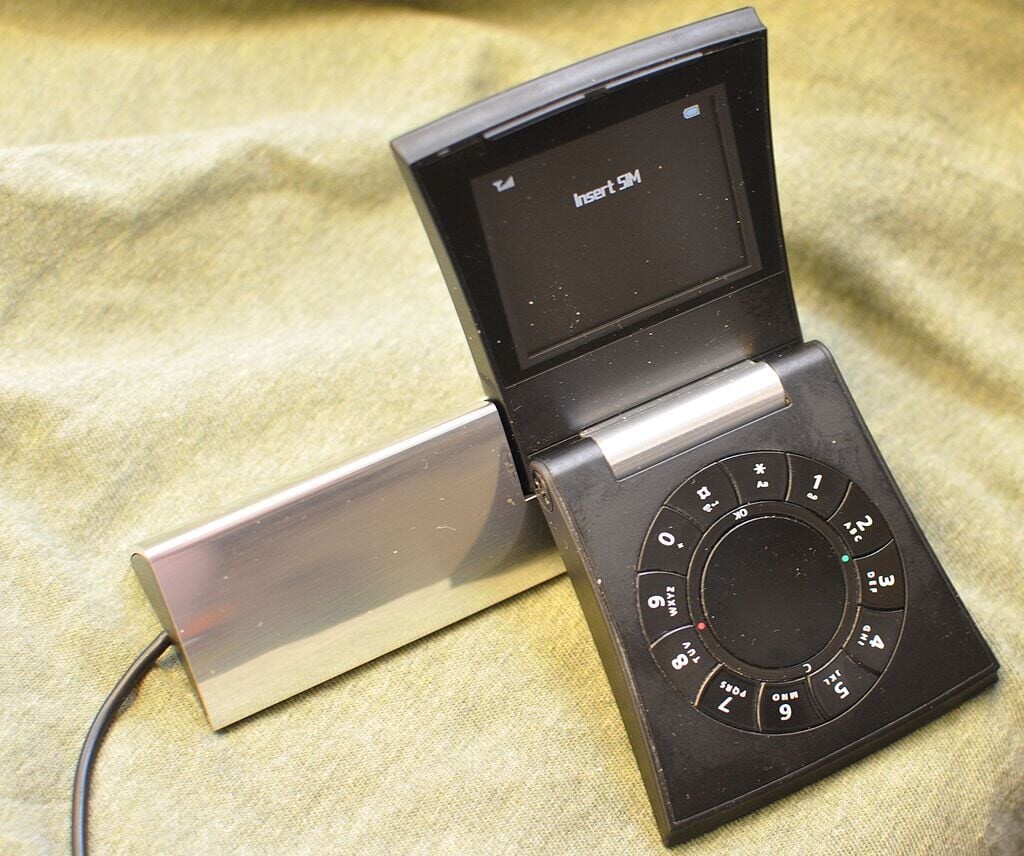 Необычные мобильные телефоны прошлого (31 фото)