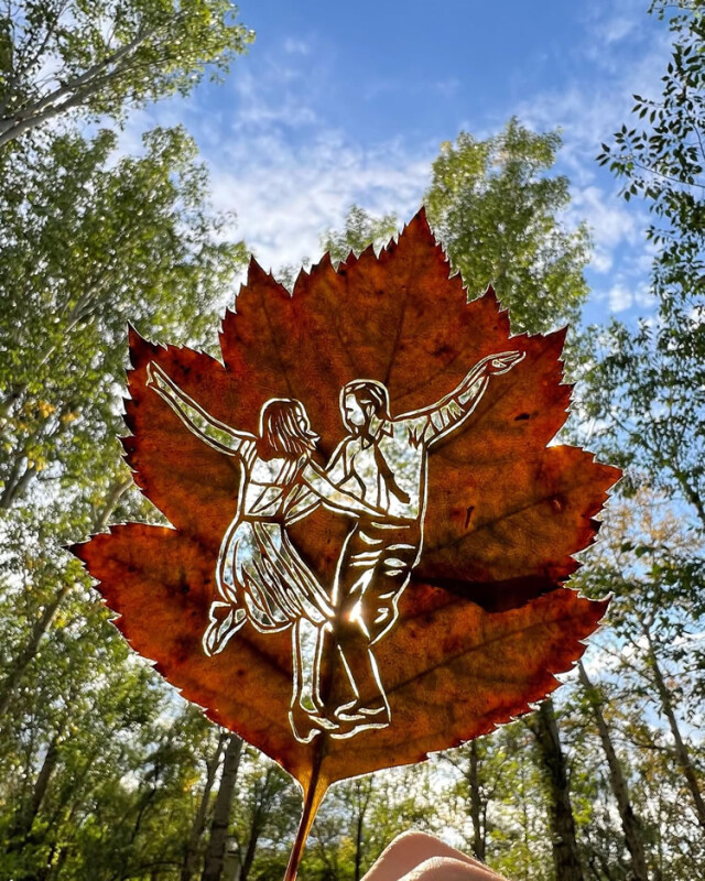 Різьблене листя казахського художника Каната Нуртазіна 