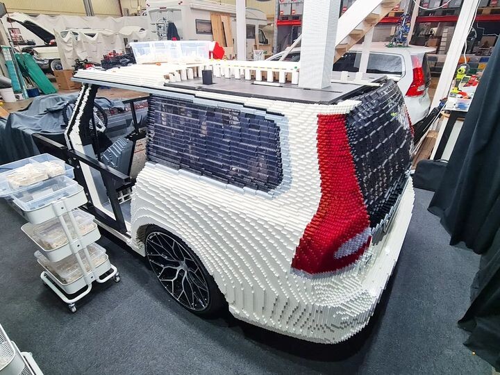 Парень строит Volvo V70 в натуральную величину полностью из LEGO (4 фото + 3 видео)