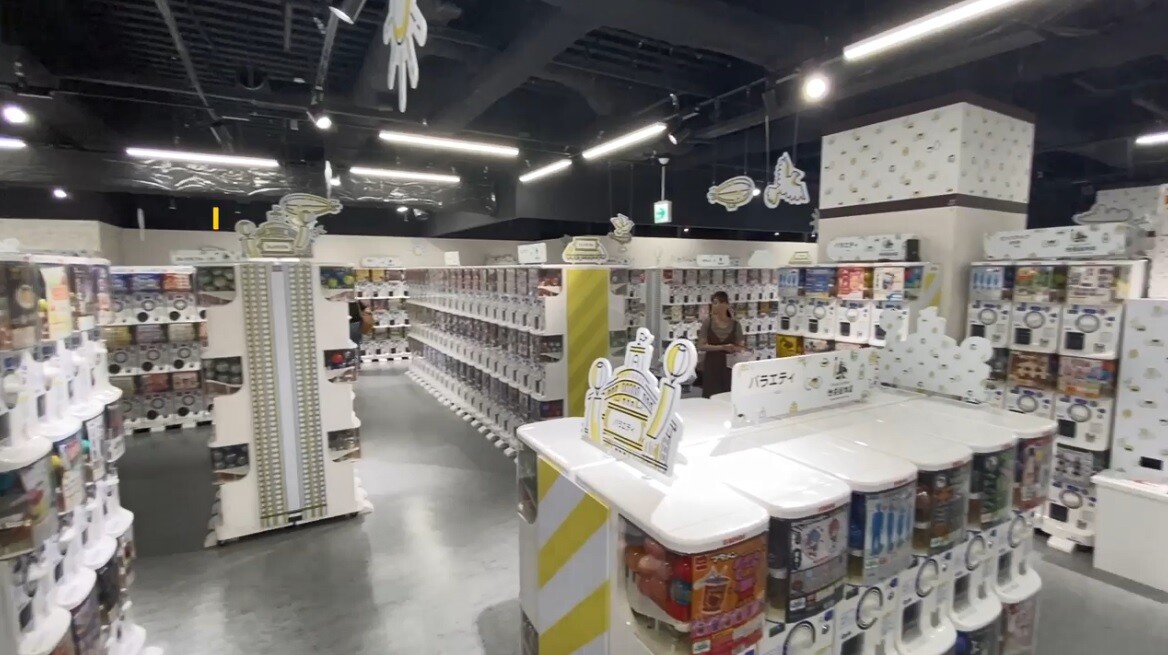 В крупнейшем в мире магазине гасяпонов установлено более 3 тысяч монетных автоматов с капсульными игрушками (4 фото + видео)