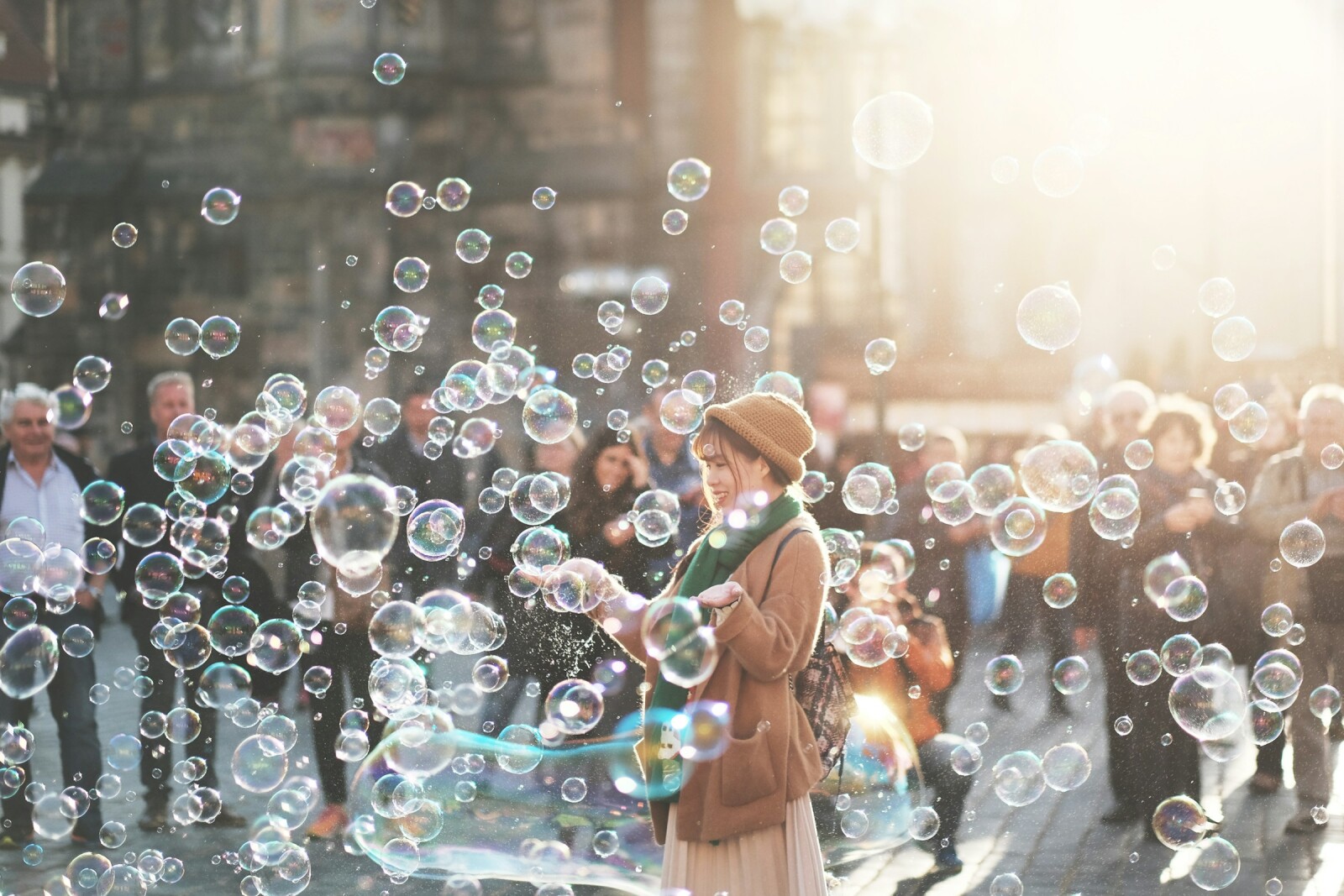 девушка с мыльными пузырями