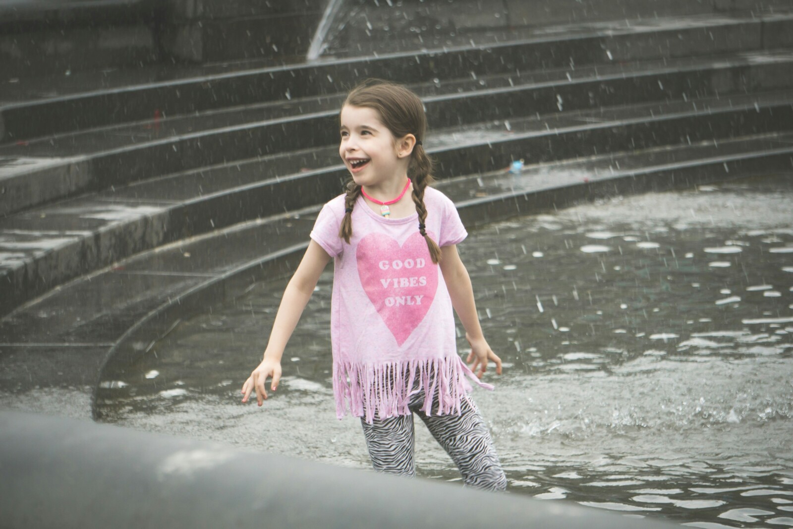 девочка в фонтане