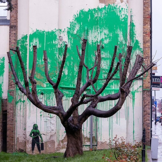 Новая работа Бэнкси драматически "озеленила" торец лондонского здания