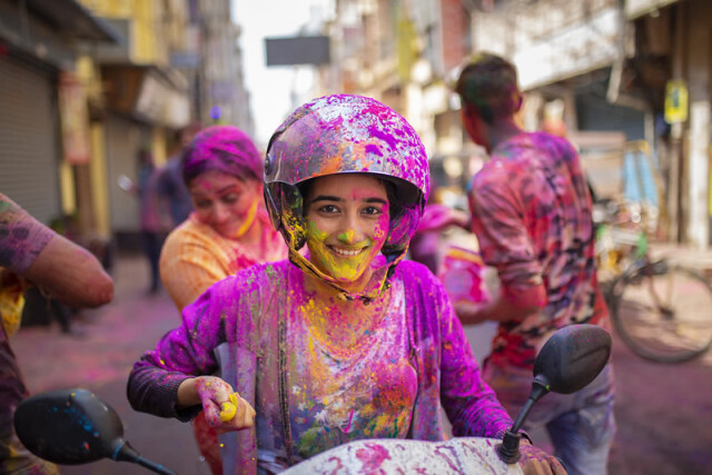 Фестиваль красок: вдохновляющие фотографии празднования Холи (24 фото)