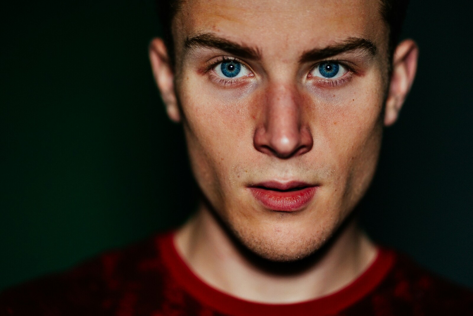 портрет мужчины с голубыми глазами