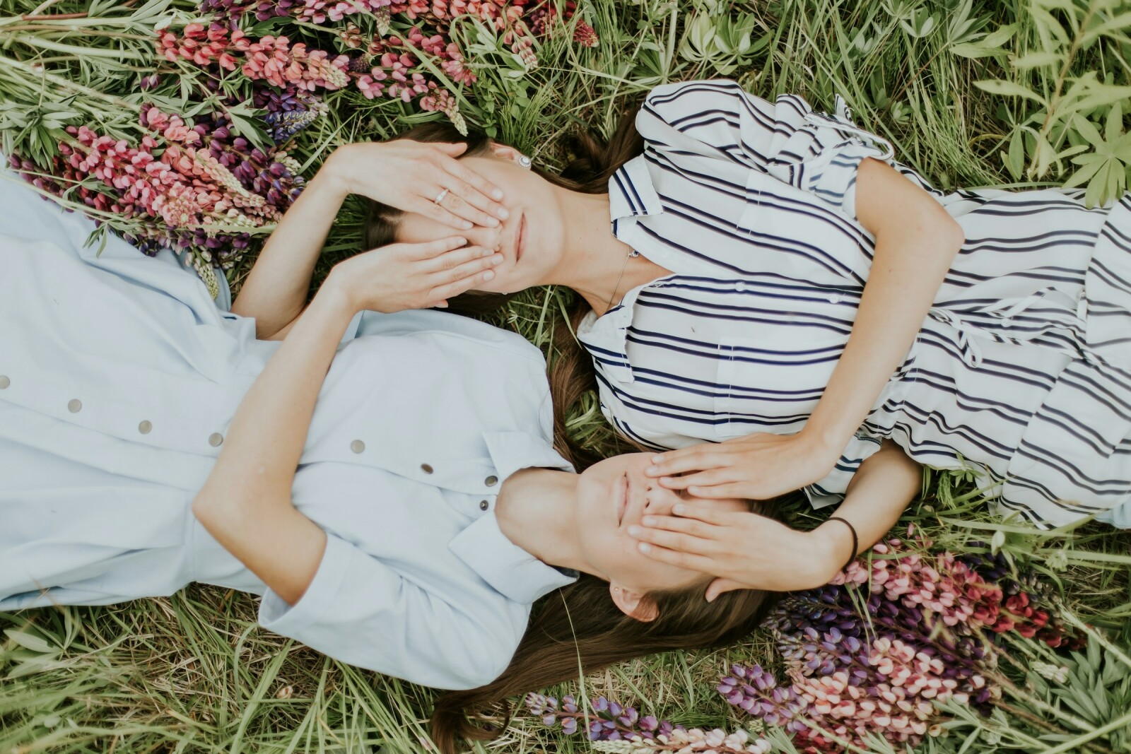 две девчонки лежат на поле