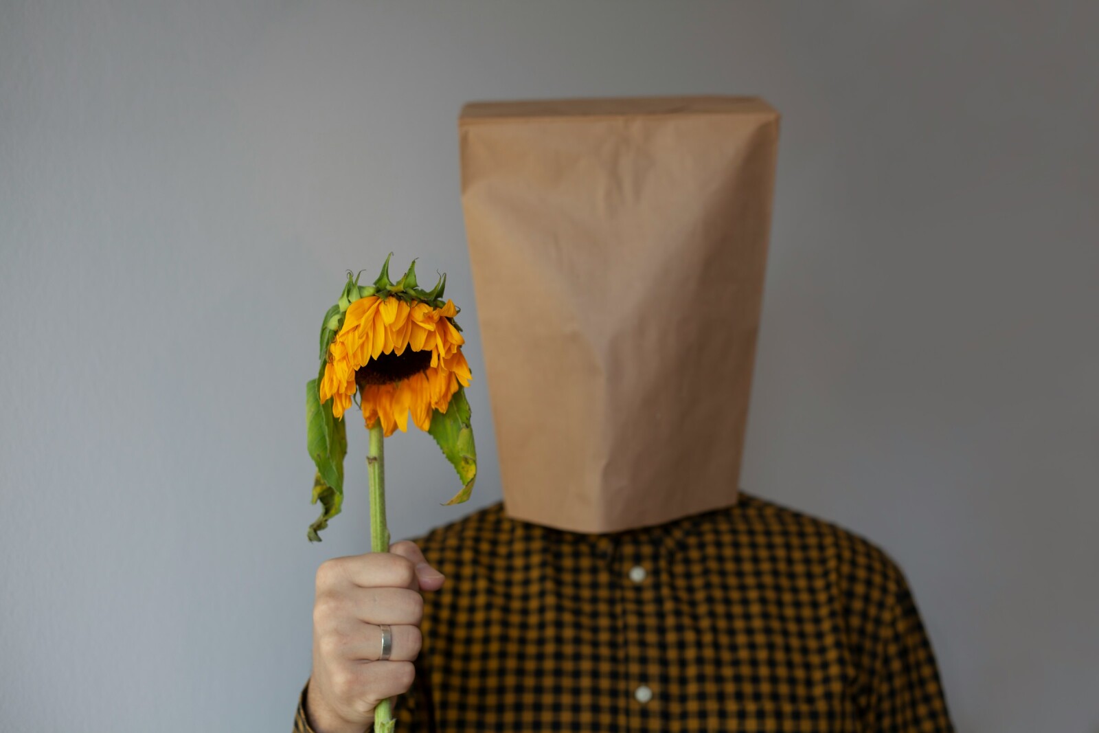 парень с цветком и пакетом на голове