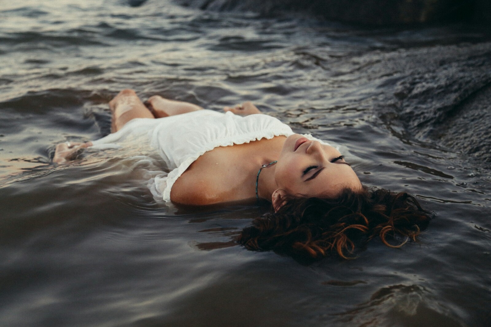 девушка расслабилась в воде