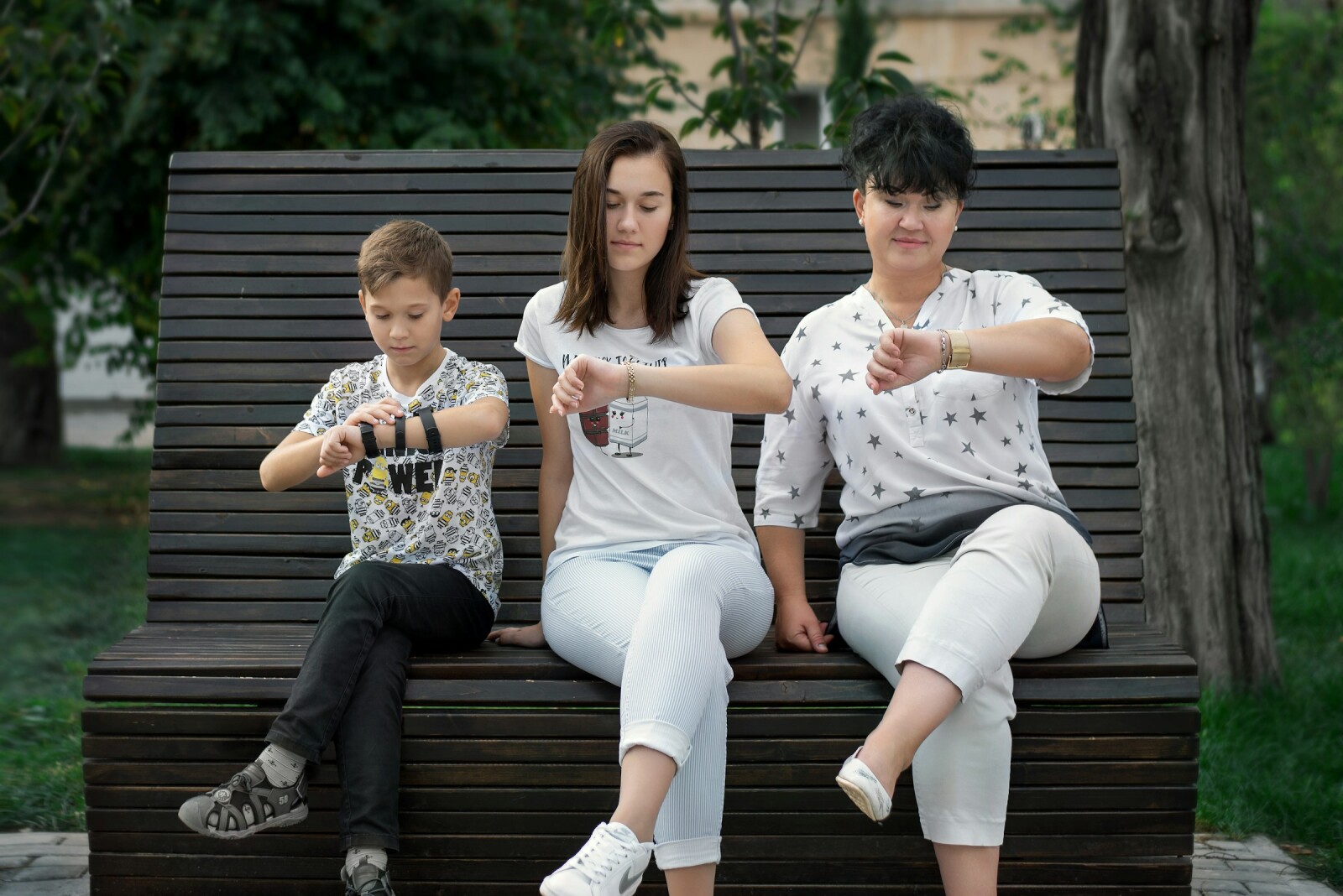 фото мамы с детьми на скамейке