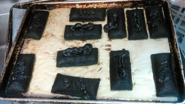Сгоревшее печенье, вылитые макароны, упавший торт и другие кулинарные неудачи (19 фото)