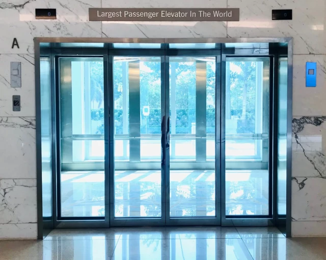 Крупнейший в мире пассажирский лифт может вместить одновременно до 235 человек (фото + видео)