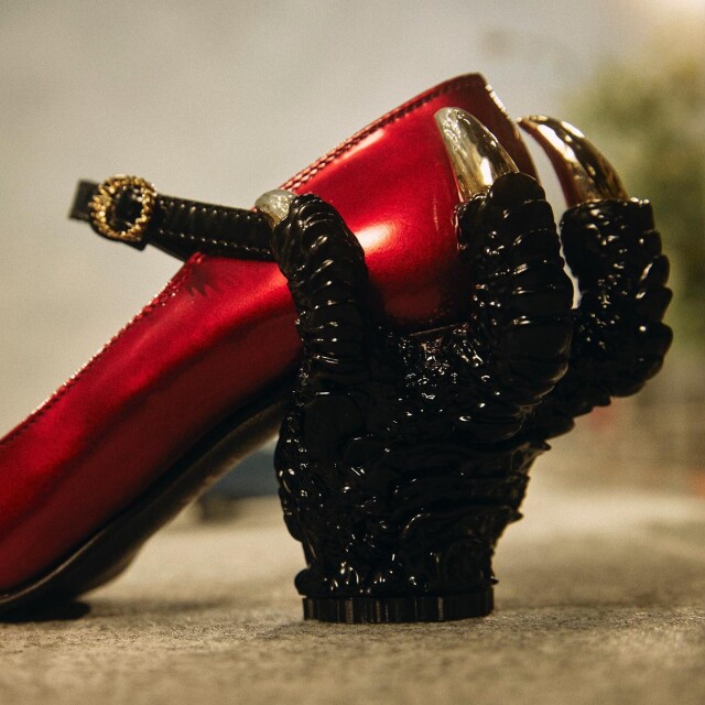 Небольшой японский модный бренд создал обувь "Годзилла" в честь победы одноимённого фильма на "Оскаре" (9 фото)