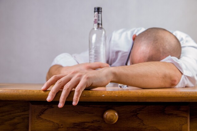 Болит голова после алкоголя: почему, что делать и как предотвратить
