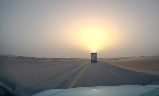 Самый протяжённый прямой участок шоссе пересекает пустыню в Саудовской Аравии без единого поворота