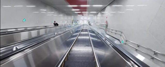 Аж уши закладывает: в Китае построили самую глубокую станцию метро в мире (3 фото)